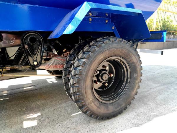 250cc DAYANG Five Wheels Gasoline Motorized Tricycles with Milk Tank and Oil Tanker
