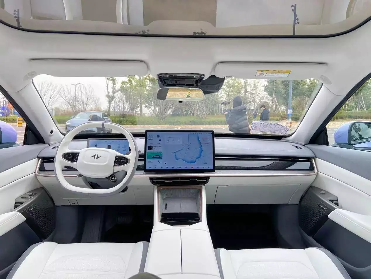 007 DongFeng Pure Electric Racing Car Wheelbase 2915MM  range 530KM