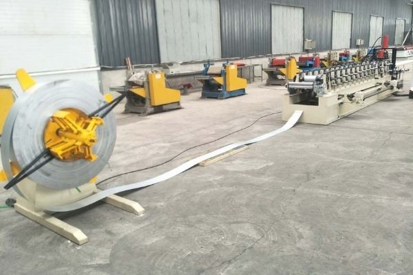 Machine de profilage à froid pour profilés de cloisons sèches C U