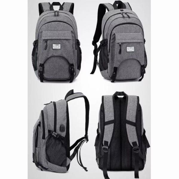 Спорт людей на открытом воздухе кладут водоустойчивую сумку в мешки фитнеса рюкзака спортзала баскетбола футбола