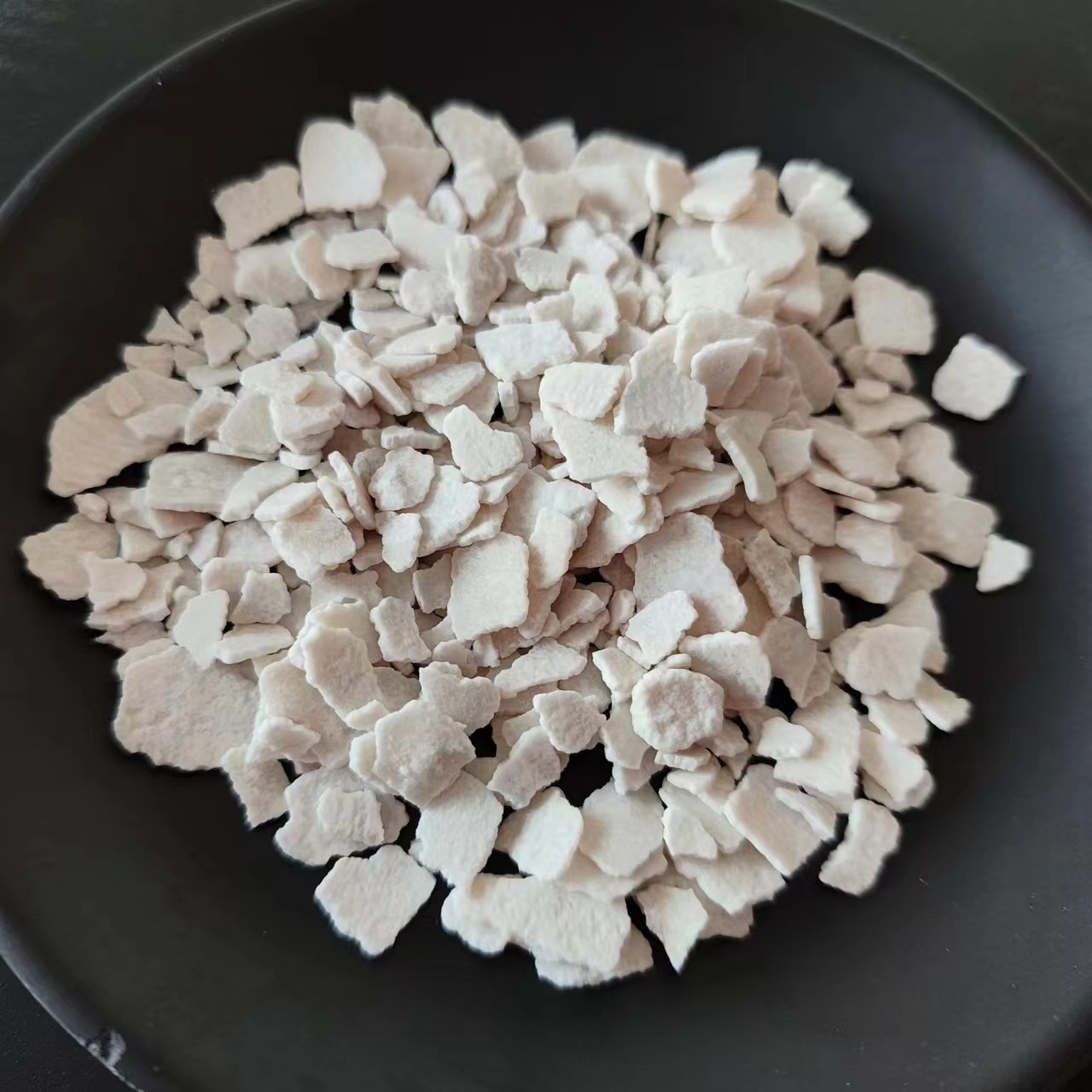 Offwhite Flake Calcium Chloride Chemical 74% For Snow Melting And Drying