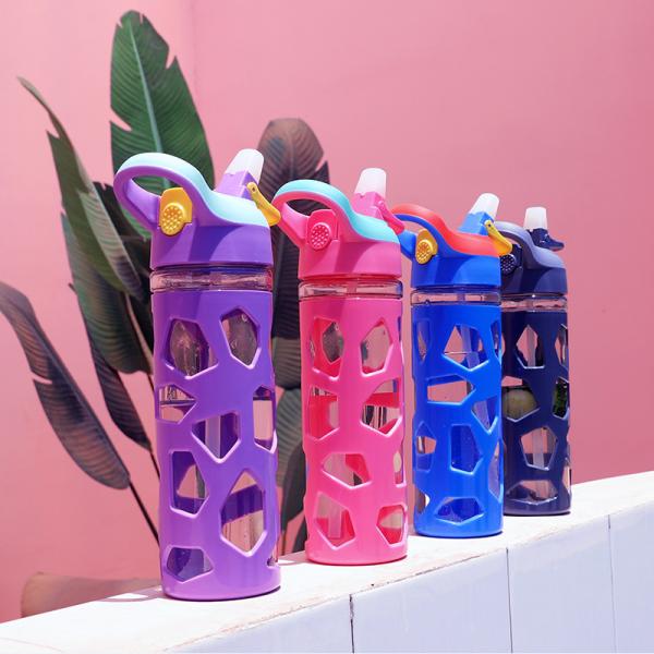 БПА освобождают стеклянную бутылку с водой