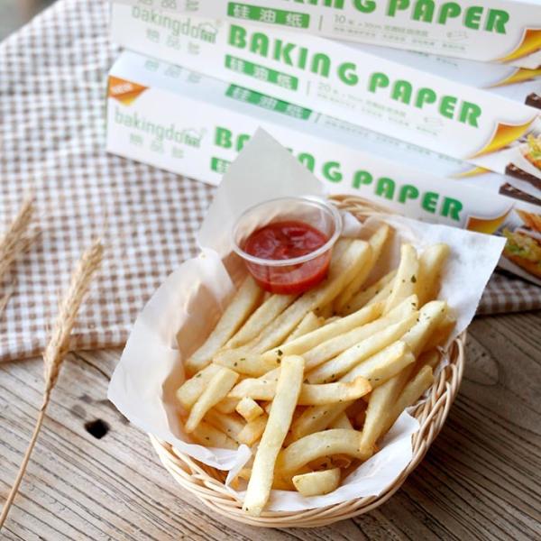 Le blanc a fait bon cuire au four empaquetant le papier parcheminé de four pour