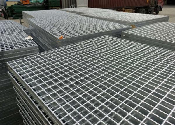 Steel Walkway Galvanized Serrated Bar Grating Anti Corrosion 6mm Cross Twisted Bar
