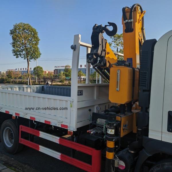 Sinotruck HOWO Middle Size Truck Mounted Telescopic Crane 6 Wheels 4X2 4 Section