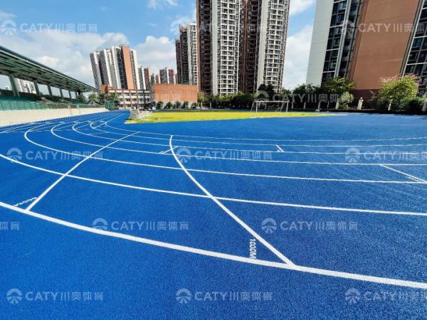 L'IAAF a approuvé une piste préfabriquée en caoutchouc de 13 mm pour le stade Tartan Track.