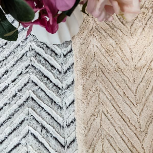 Почищенное щеткой искривление 100% полиэстер ткани меха Faux связало ватку PV