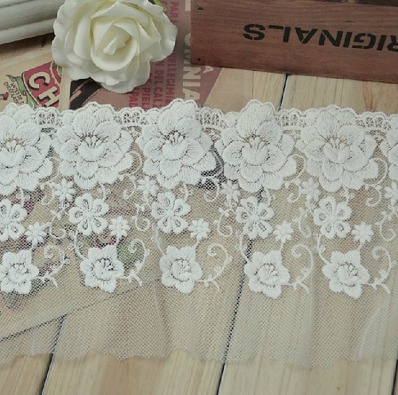 Мягкая грациозная белая отделка шнурка нейлона, флористическая широкая отделка шнурка Тюль сетки двором