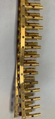 O metal que carimba as peças dos conectores põe o conector de carimbo contínuo da montagem fêmea