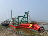 Un bateau de déblaiement de sable compact et puissant.
