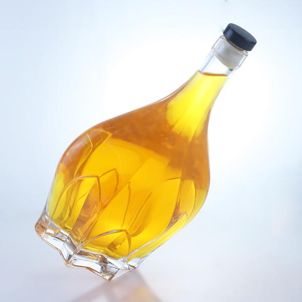 Flint Glass Embossed Design Screw Cap Spirit Bottle for Whisky Vodka Tequila Gin Rum