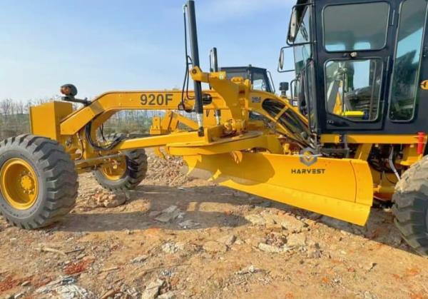 タンザニアでホットセール中のSEM 920Fモーターグレーダー 147kW、3974mmブレード