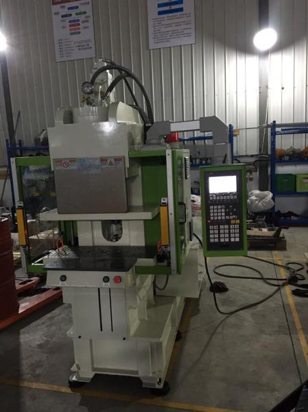 Máquina de moldeo por inyección de plástico estándar vertical para toma de corriente eléctrica