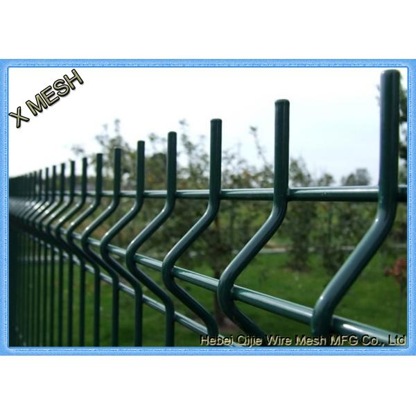 Зеленый порошок покрыл сталь проволочной изгороди панелей загородки ячеистой сети покрытую периметром сваренную