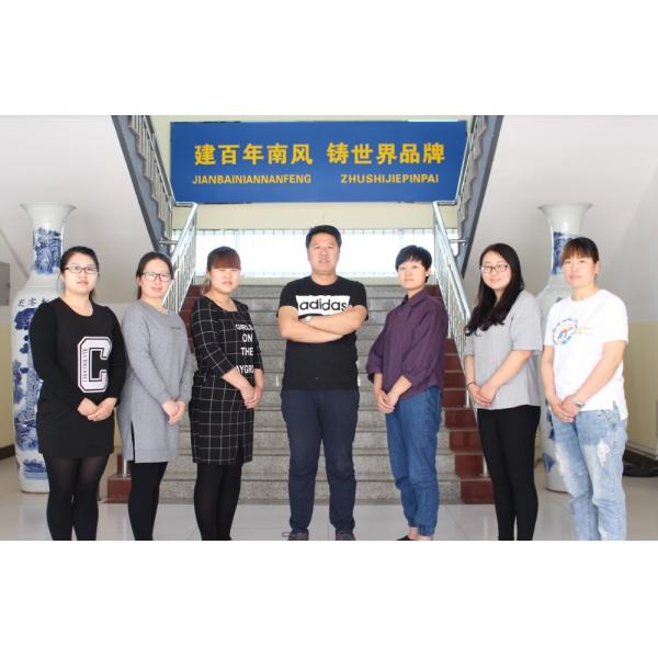 Толщина 0,4--3 мм Специализированная медная штамповка Малая батарейная пружина для электрических деталей