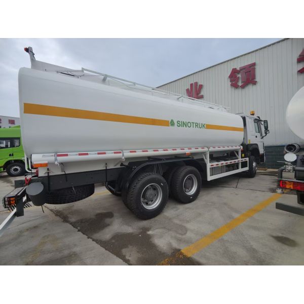 HOWO 6*4 340HP Weichai engine, 25CBM oil tank truck