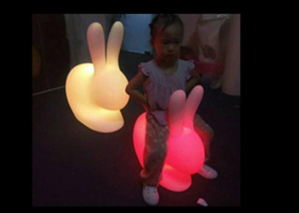O coelho recarregável ilumina acima o tamborete para o jogo das crianças e a decoração do feriado da Páscoa