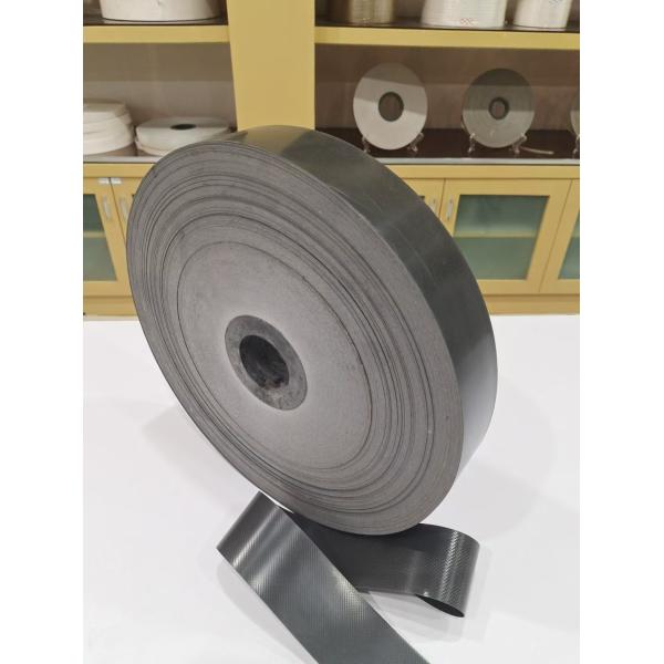 Tela em relevo PPD de cor preta para envolvimento e isolamento de cabos