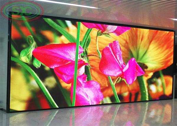 a tela interna do diodo emissor de luz 4K P3.91 montou no apoio da parede personaliza o quadro