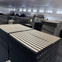 Les panneaux de bois insonorisés adaptés aux besoins acoustiques