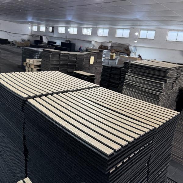 Les panneaux de bois insonorisés adaptés aux besoins acoustiques