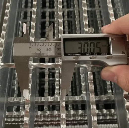 Heavy Duty Galvanized Steel Serrated Anti-slip Bar Grating for Trench Cover and Floor