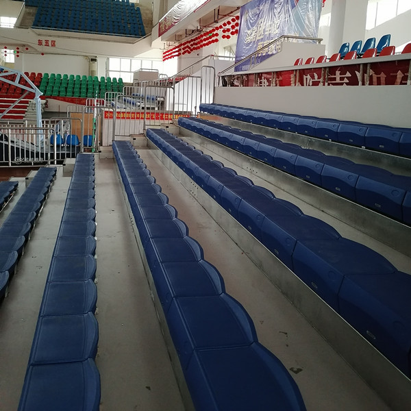 Blanqueadores interiores del baloncesto del HDPE del banco de los blanqueadores retractables manuales del gimnasio