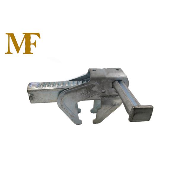 PERIのトリオはパネルの型枠BFDの直線のカプラーを組み立てた