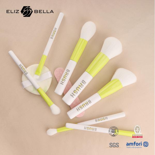 Obtenez sans effort un look professionnel avec les poils plus denses du Beauty Needs Travel Brush Set