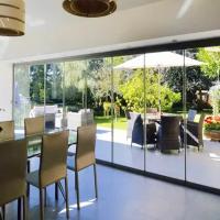 2.0mm Profile Thickness Aluminum Frameless Folding Glass Door for Interior Partitions with Customizable Frame Color