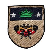 Concevez le fer en fonction du client sur broderie d'abeille de correction de broderie la pleine avec la frontière de Merrow