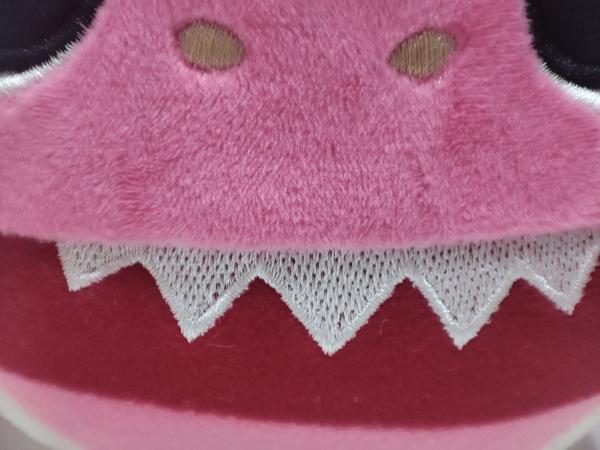 Ce mignon bébé requin jouet en peluche électrique va tourner, chanter et s'allumer.