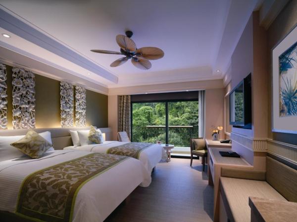 New design of hotel guest room furniture Oak wood laminate table and luggage cabinet with Leather double bed