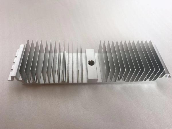 Dissipador de calor de alumínio passivo pré-perfurado, dissipador de calor fazendo à máquina dos furos de perfuração da extrusão