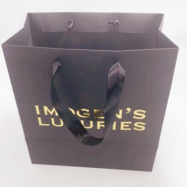 Custom Printed Kraft Paper Bags Silk Handle Recyclable For Gift Packaging