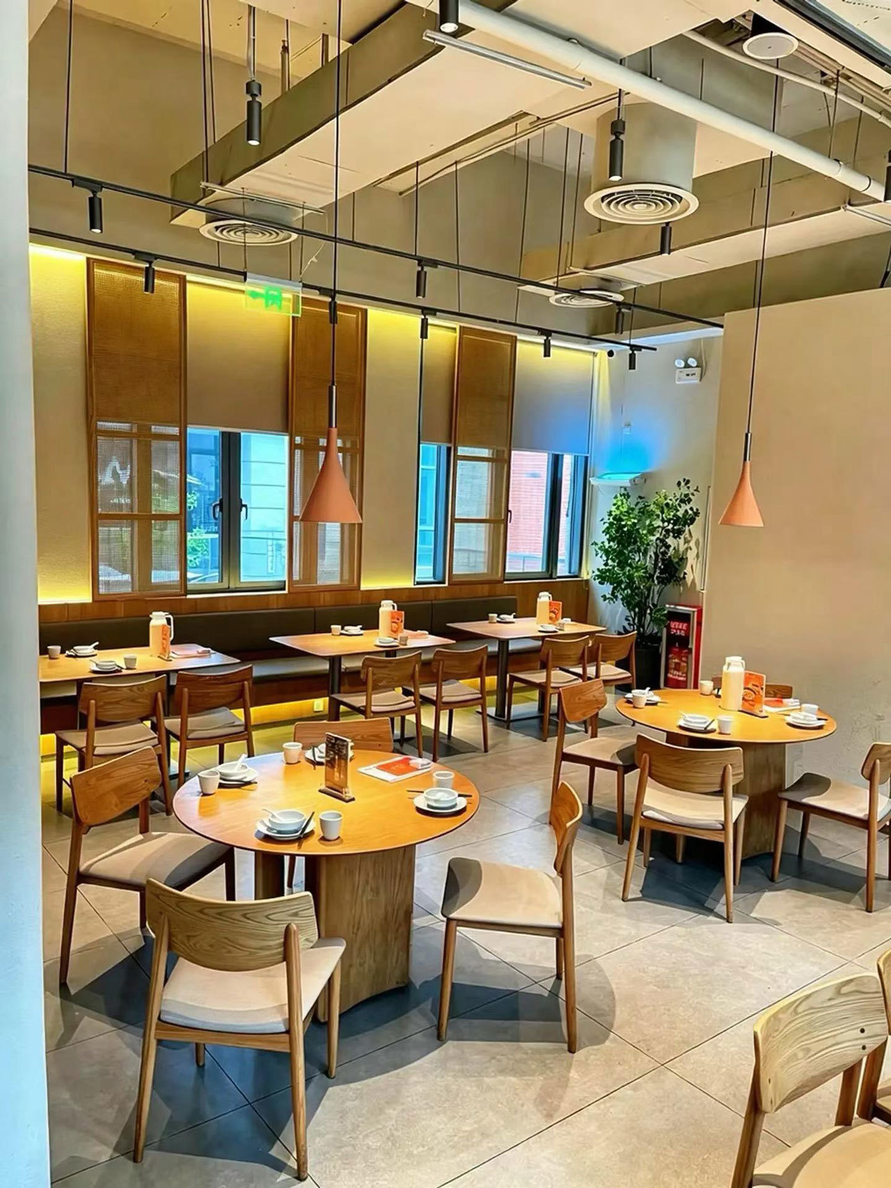 Modern Minimalist Solid Wood Restaurant Furniture Table and Chair Set with Multi-Venue Adaptability