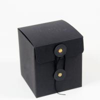Logotipo em relevo de caixa de papelão preto personalizado para velas com pálpebras e fitas