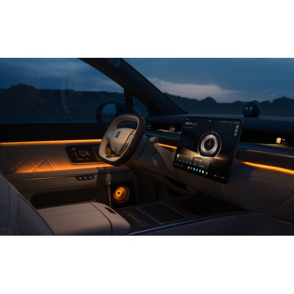 NIO ES9 Electric SUV with 900V high-voltage platform, 5,365 mm length, and 520 kW power for executive performance