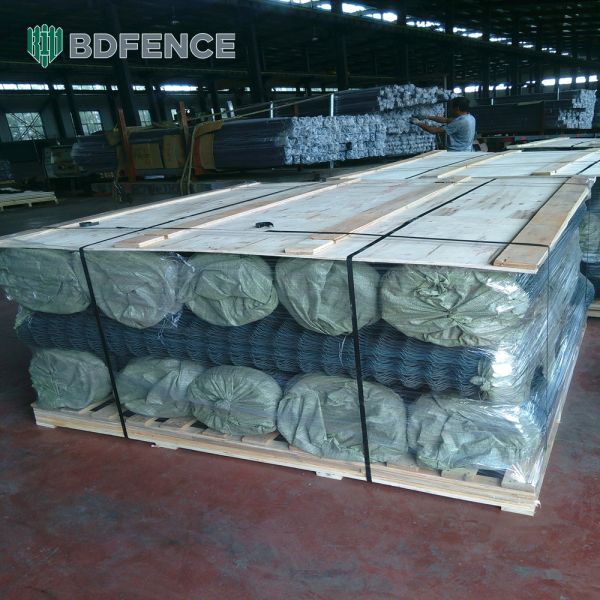 2.5mm-3.0mm PVC Coated Chain Link Fence Rolls China Factory 60 X 60mm Hole Wire Mesh Fence 5ftx25FT 1.8-6.0mm Thickness Diamond Wire Mesh Fence