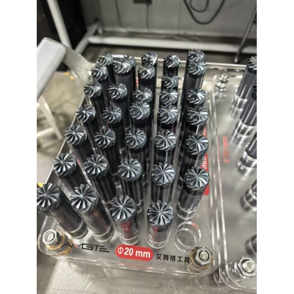 Fraise en bout carbure monobloc 12-plaquettes pour finition de précision