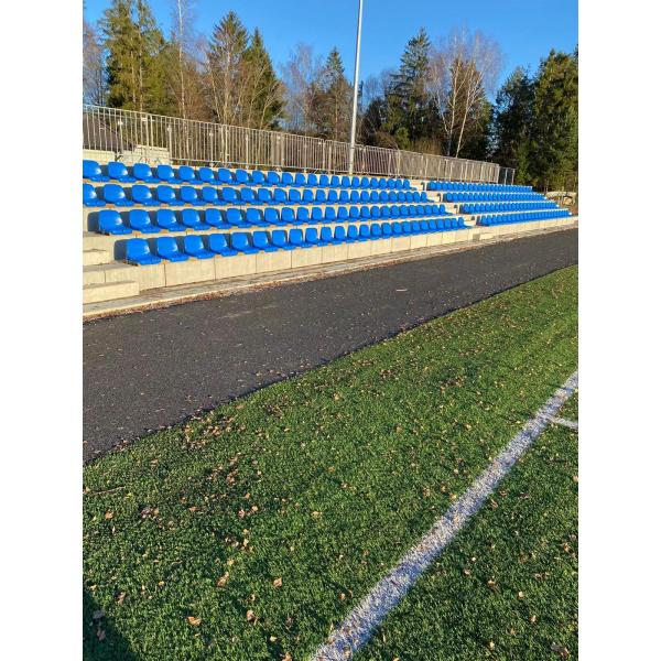 Футбольный стадион предводительствует пластиковые места стадиона мест стадиона для места на открытой трибуне с задней поддержкой