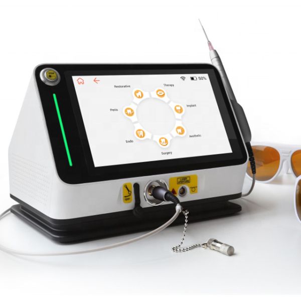 Parties de la machine d'épilation laser à diode de 600 W à sortie d'énergie intégrant un système de refroidissement par air à l'eau à semi-conducteur