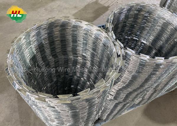 O arame farpado sanfona de aço inoxidável do fio da lâmina galvanizou o aço 300M For Home Garden
