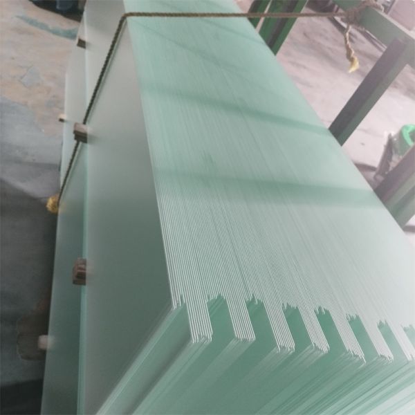 UV Resistant Patterned Clear Glass Anti Refective Solar Low Iron Glass Ultra White