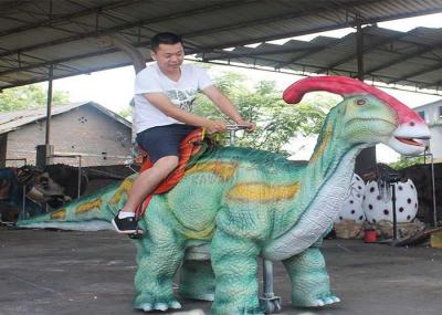 O dinossauro de passeio a fichas monta impermeável para o parque de diversões das crianças