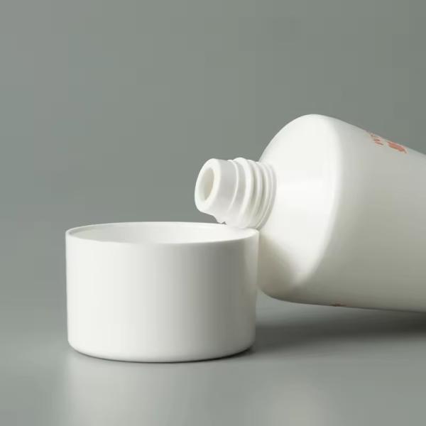 Tubes cosmétiques en plastique vides Tubes de soins de la peau blancs Emballage personnalisé avec couvercle en bambou