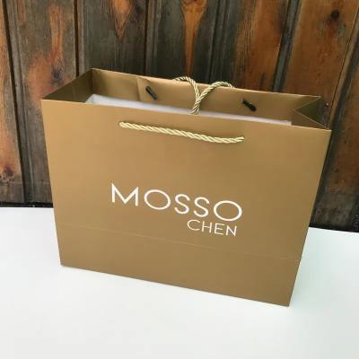 Embalagens de bolsas de papel de presente de manuseio personalizado biodegradáveis recicláveis para pequenas empresas