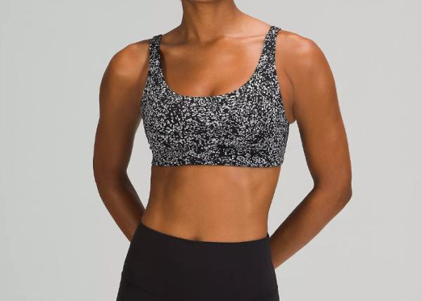 O sutiã acolchoado dos esportes com faixa ajustável e as correias levantam a elasticidade