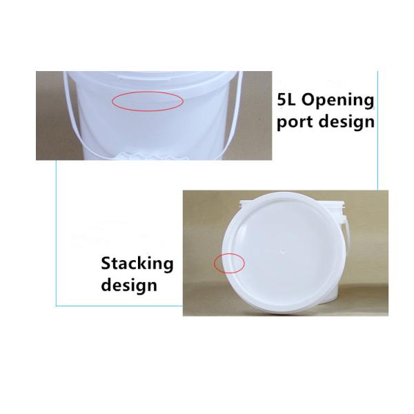 Поставленная круглая пластиковая ведра объемом 4 л для упаковки химической жидкости и образца