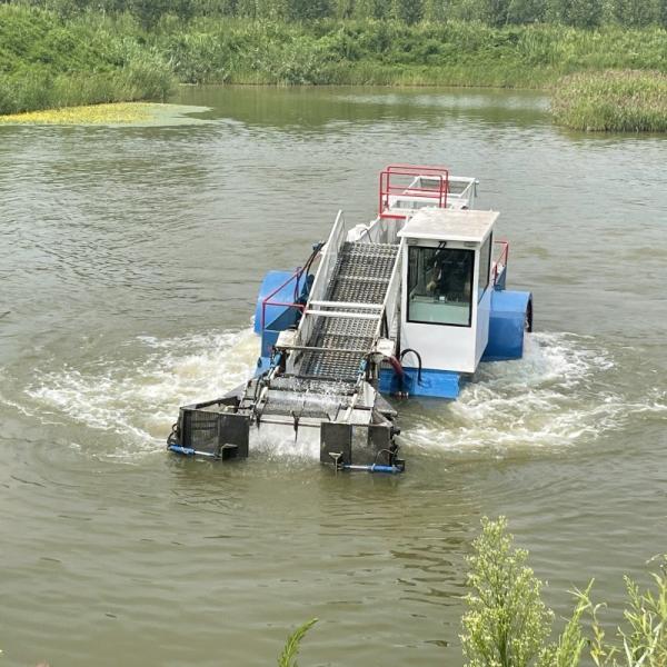 High Efficiency 10 CBM Lake Weed Harvester Cleaning Boat For Lake / River